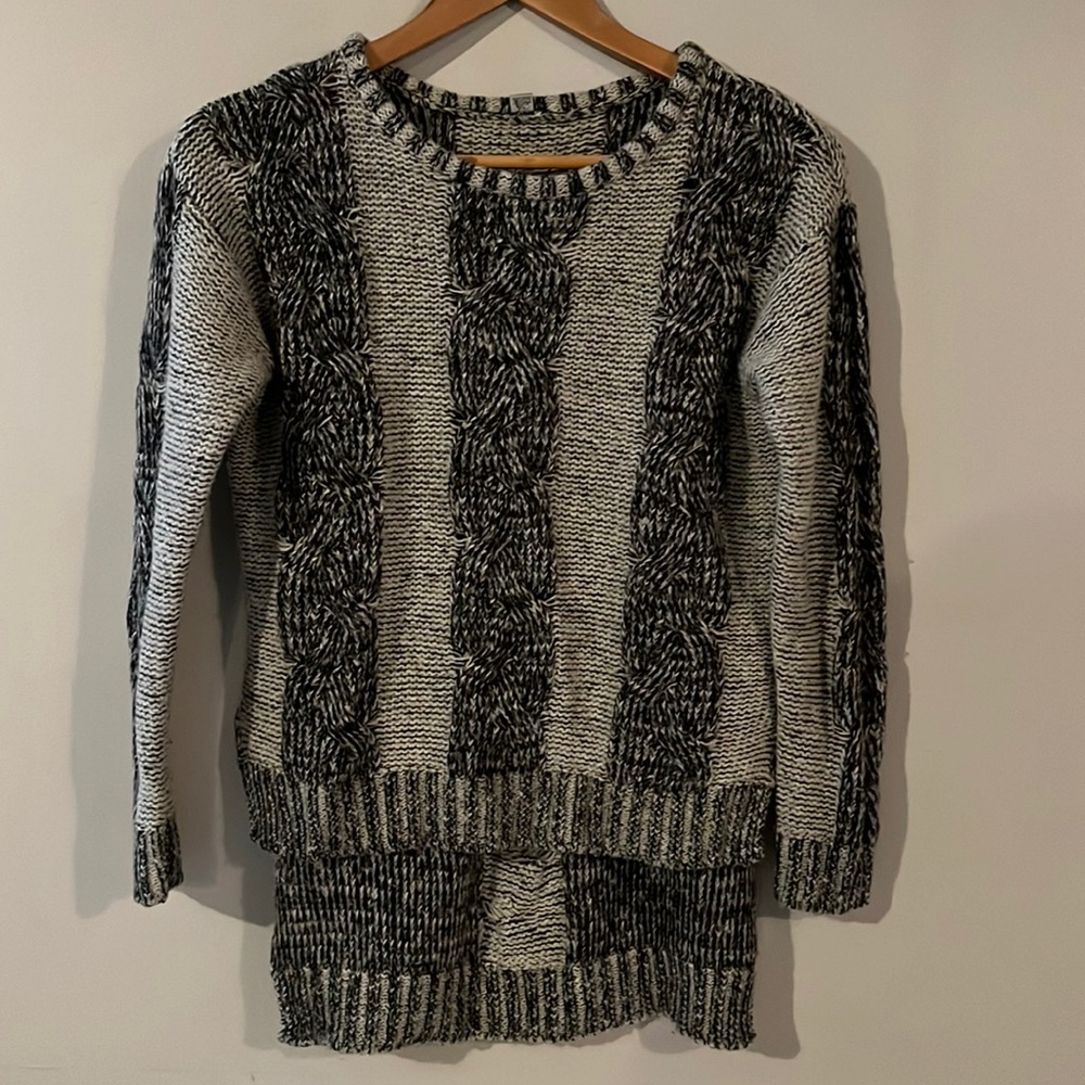 Size small, longer in the back, cute with tights